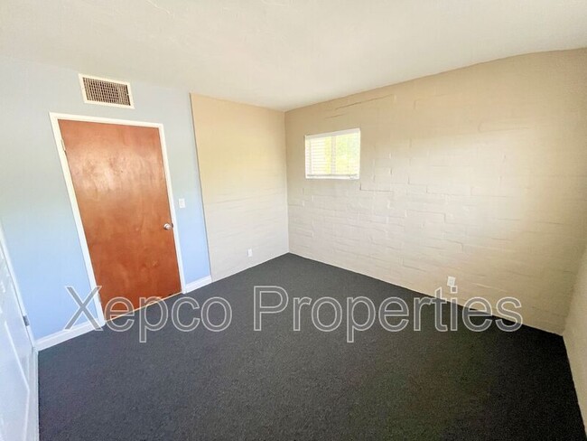 Building Photo - 1680 E Mesquite Ave