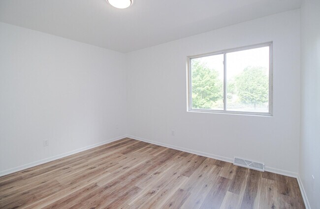 Building Photo - 1410 S River Rd