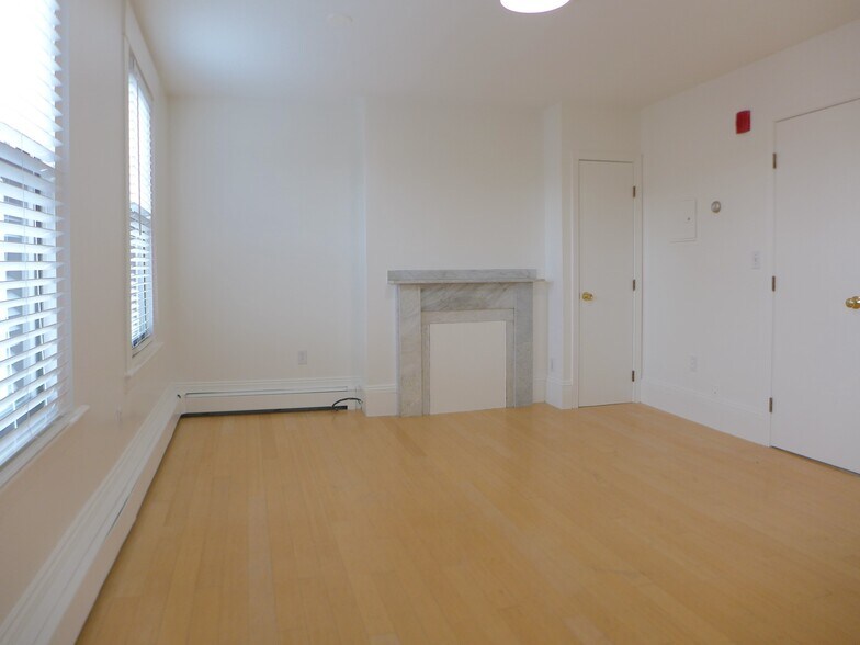 Building Photo - 14 Milford St