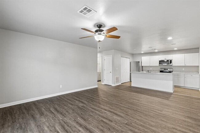 Building Photo - 401 Debra Ct