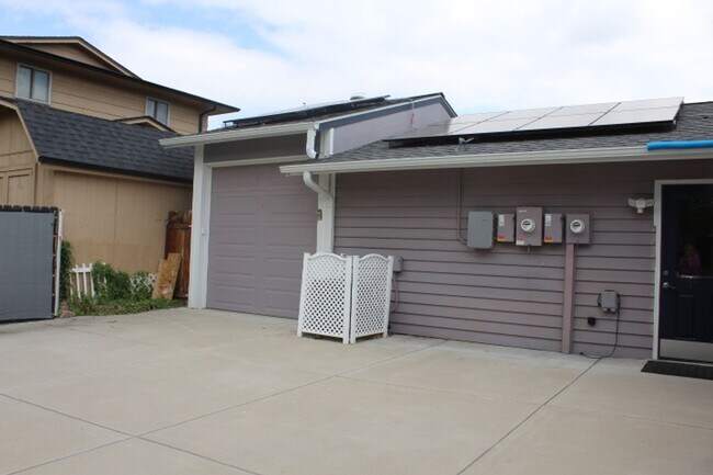 Building Photo - Columbine Hills - 3 BR/2 1/2 BA Home!