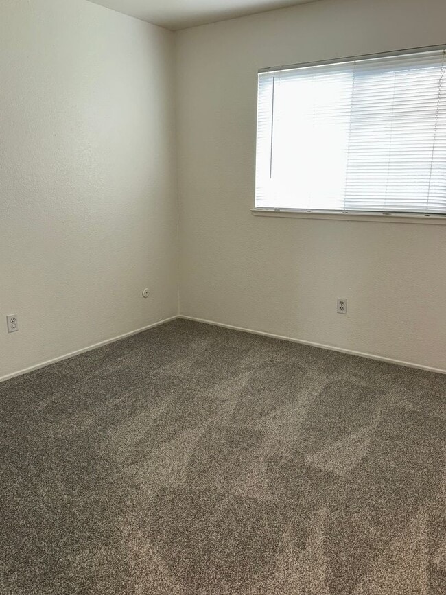 Building Photo - Harrison St Duplex