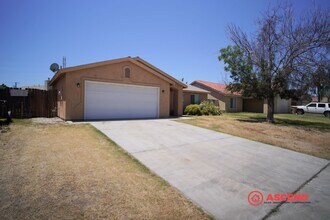 Building Photo - Three Bedroom Home in South Bakersfield!