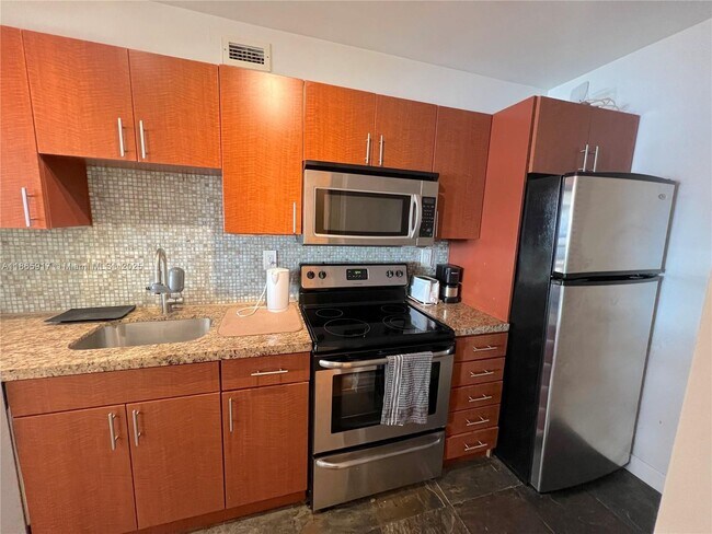 Building Photo - 100 Lincoln Rd