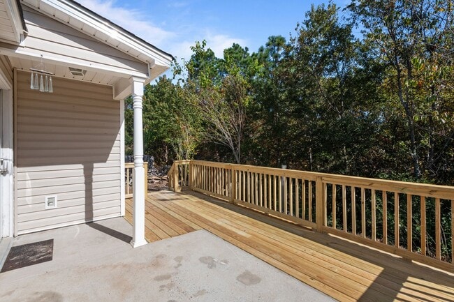 Building Photo - Beautiful 3 bedroom HOME