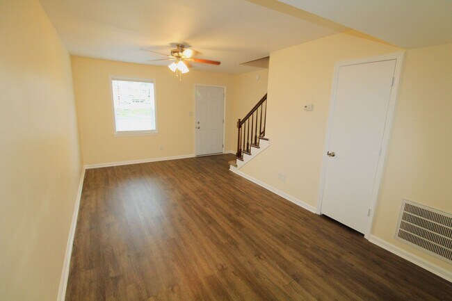 Building Photo - Renovated 2 bedroom Townhome in Belmont!