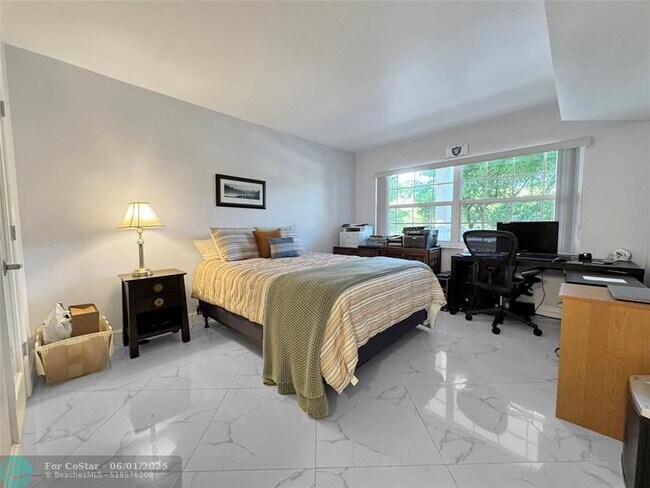 Building Photo - 535 Oaks Dr