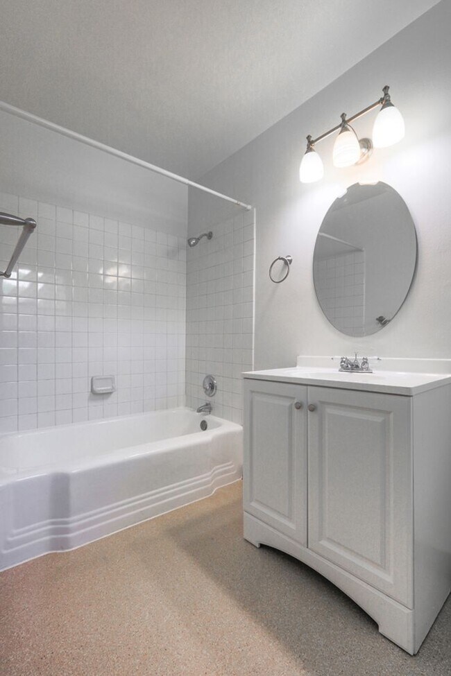 Building Photo - Timeless 1 Bedroom Mid-Century Townhouse!
