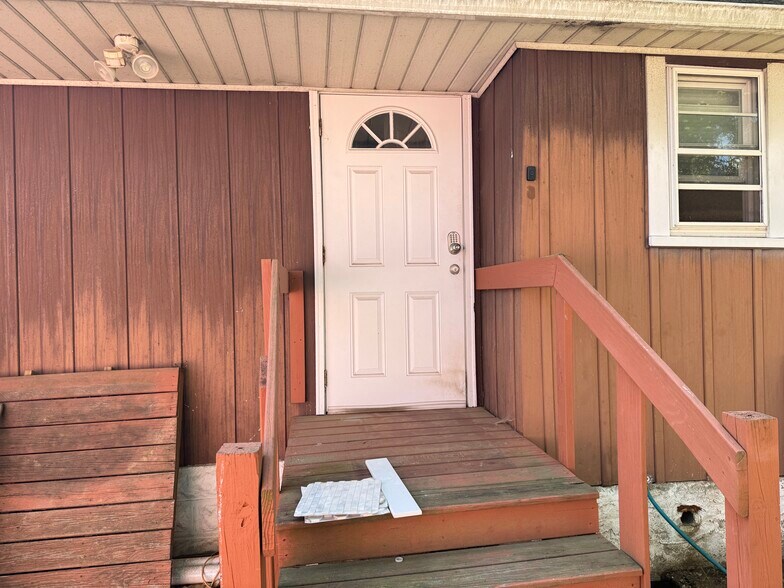 Primary Photo - 119 Peterson St