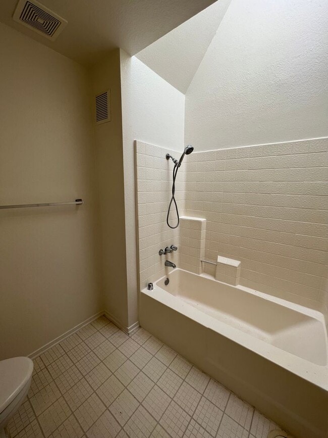 Building Photo - 2 Bedroom 2.5 bath townhouse