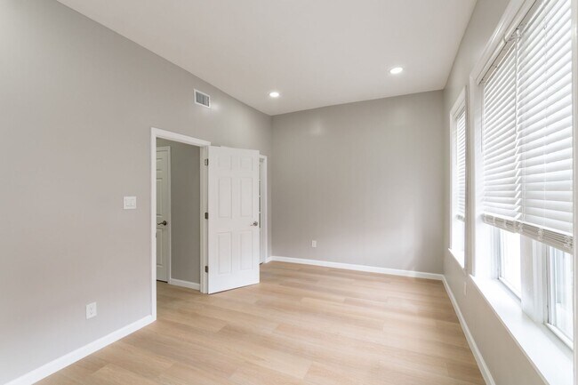 Building Photo - 2827 W Girard Ave