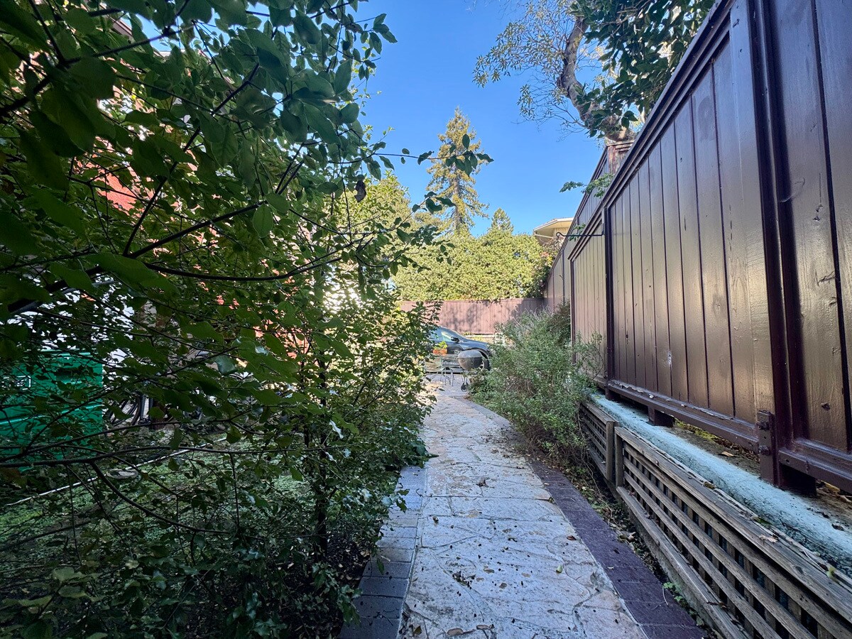 Building Photo - 2733 Russell St