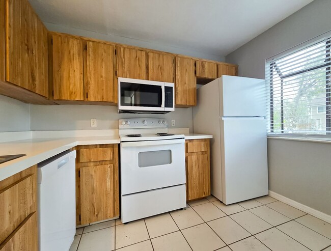 Building Photo - Adorable 2/1.5 in Shellrock Villas