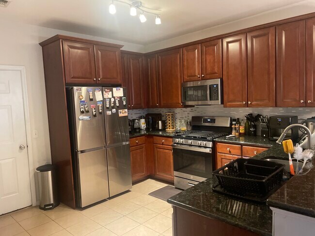 Building Photo - 265 Custer Ave