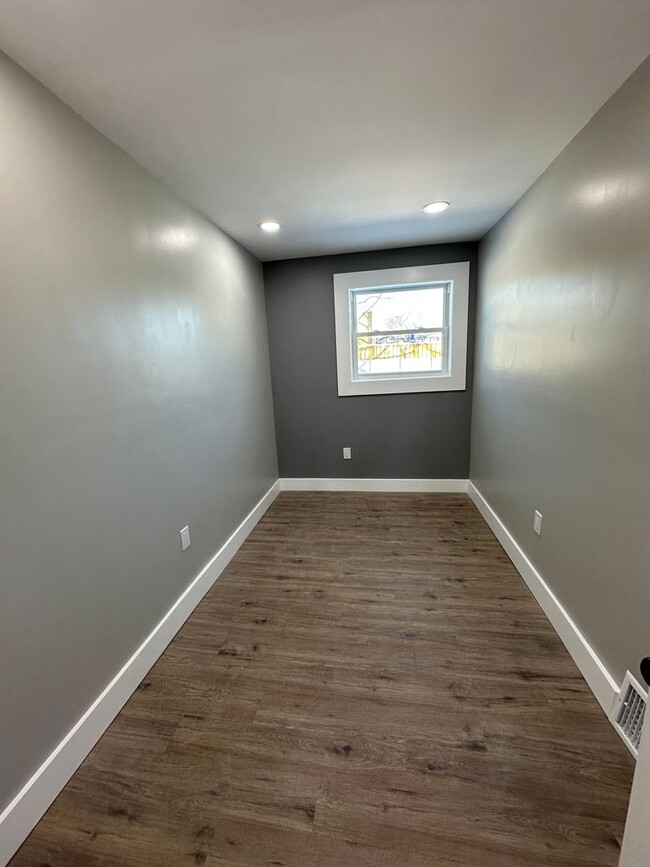 Building Photo - Beautifully renovated 3 bed/1.5 bath