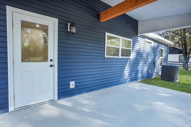 Building Photo - Spacious 3 Bedroom Home with Bonus Suite i...