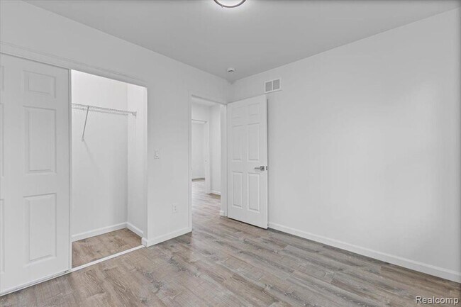 Building Photo - 3957 Lenox St
