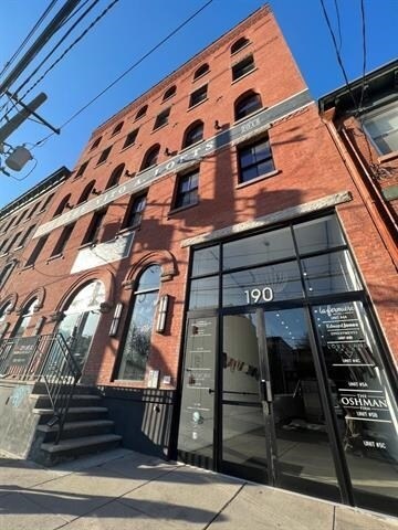 Building Photo - 190 Christopher Columbus Dr