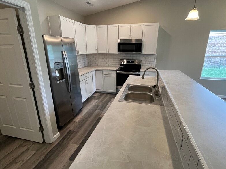 Building Photo - 118 Burgundy Dr