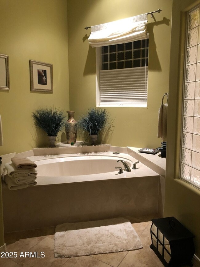 Building Photo - 5715 E la Privada Dr