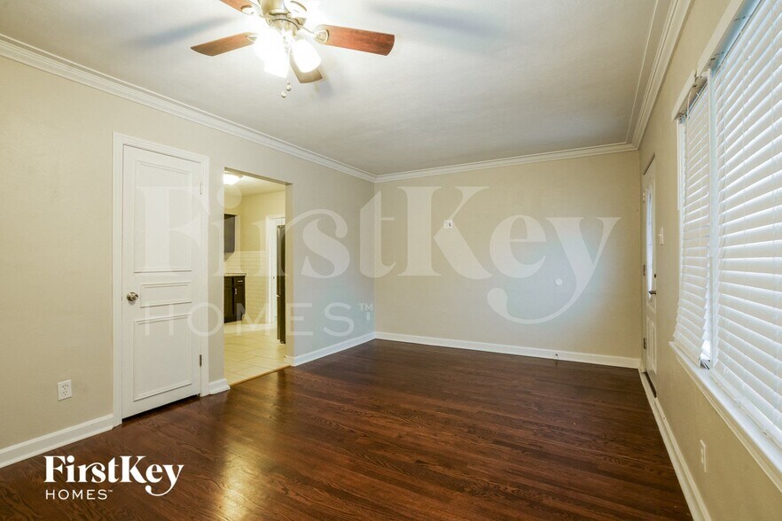 Building Photo - 9946 MacKenzie Rd