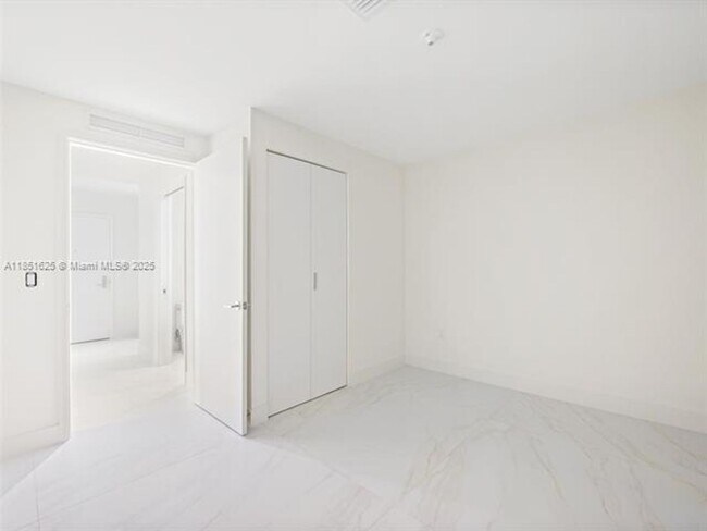 Building Photo - 700 NE 24th St