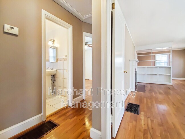 Building Photo - 8 E Circle Ave