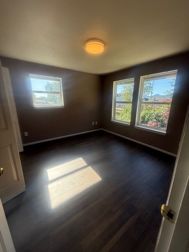 Building Photo - Beautiful West Eugene Home