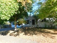 Building Photo - Spacious 3/Bedroom-1-1/2Bathroom Home In F...