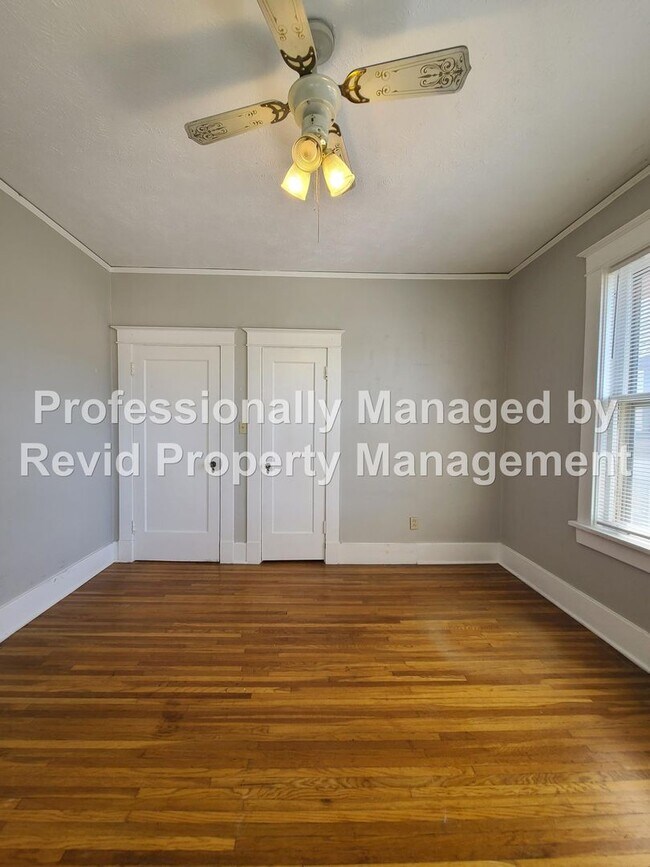 Building Photo - Large upstairs apartment in Midtown!