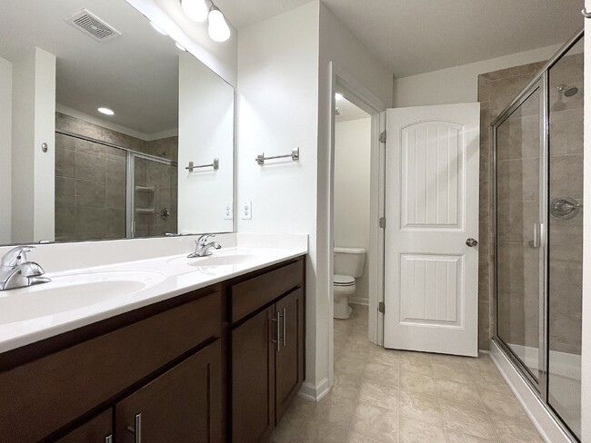 Building Photo - Modern 2 Story Townhome in Brightleaf Comm...