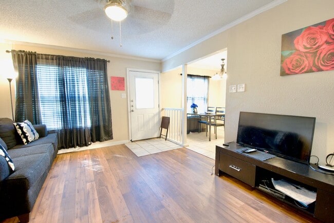 Building Photo - Centrally Located 1 Bedroom Unit