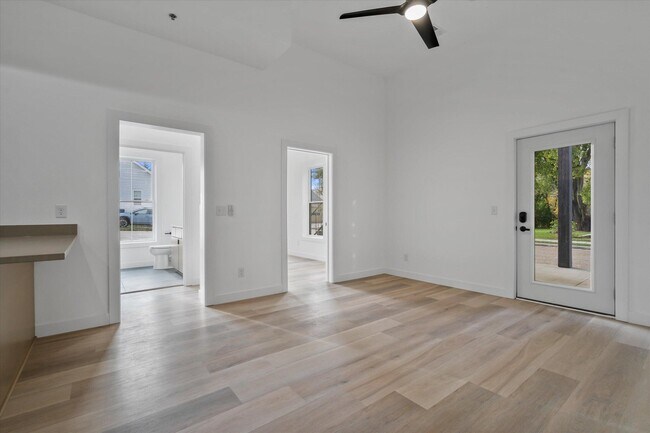 Building Photo - 308 Oak St