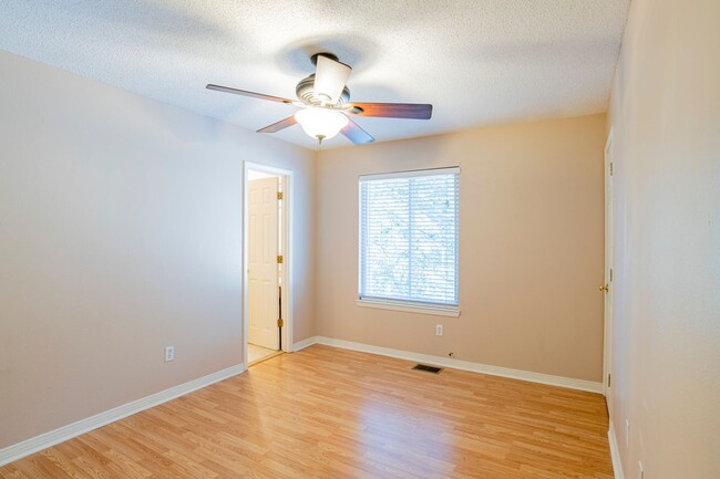 Building Photo - Great Townhouse in Central Pensacola