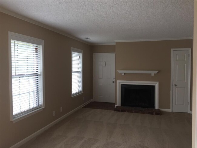 Building Photo - Condo Living Close to everything in Brentwood
