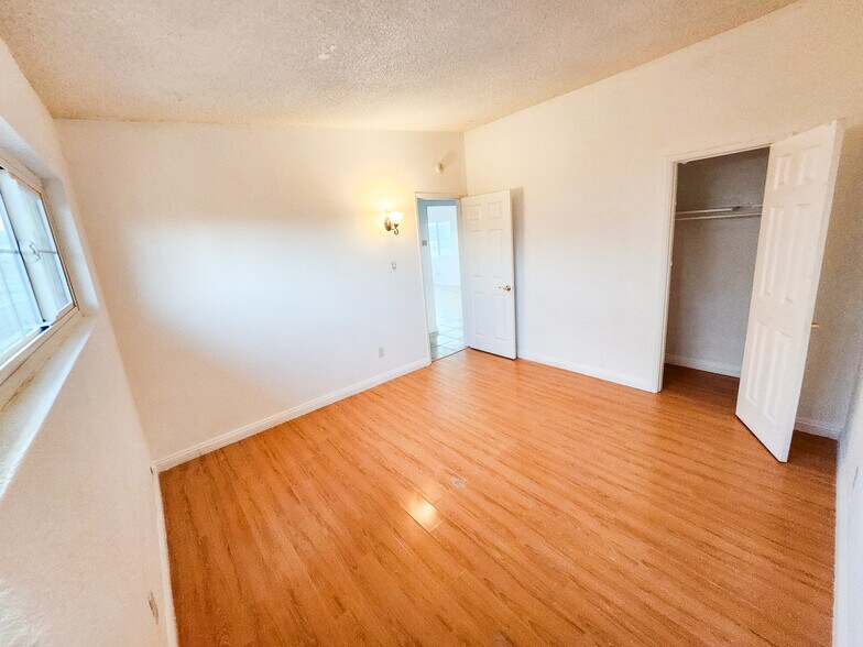 Building Photo - 5527 Baileya Ave