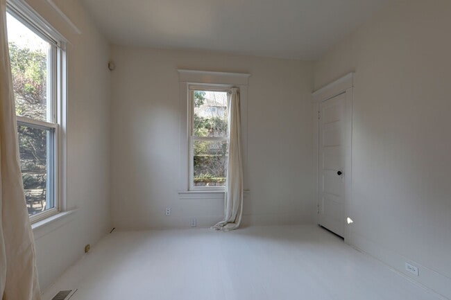 Building Photo - Charming 4 Bedrooms Madison Valley Bungalow Home