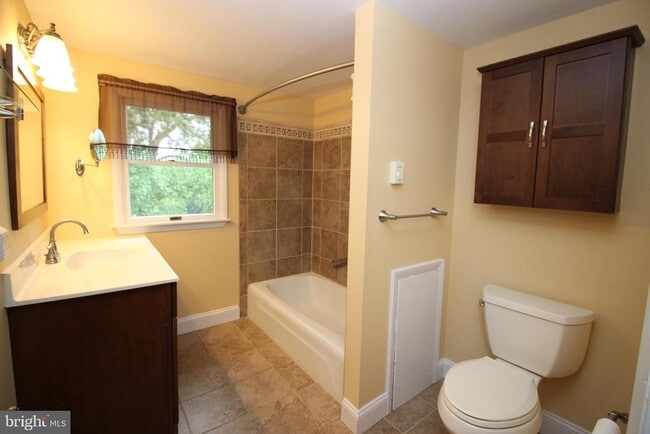 Building Photo - 336 Cowpath Rd