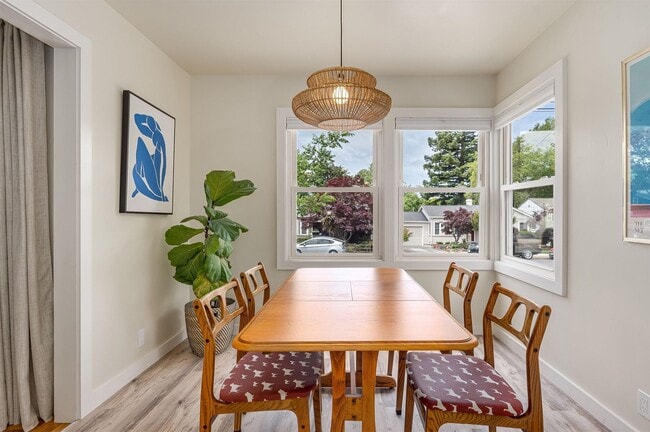 Building Photo - Alta Heights Beautifully Renovated Cottage