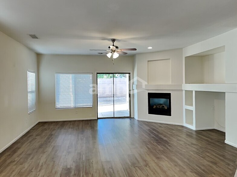 Building Photo - 10363 E Juanita Ave