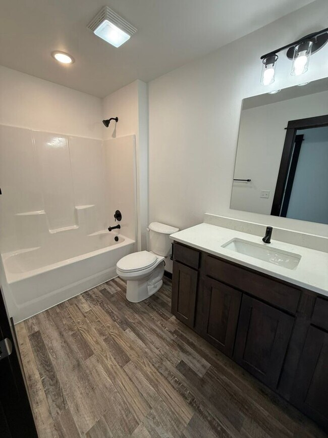 Building Photo - Brand New Condo, Large Windows and Central...