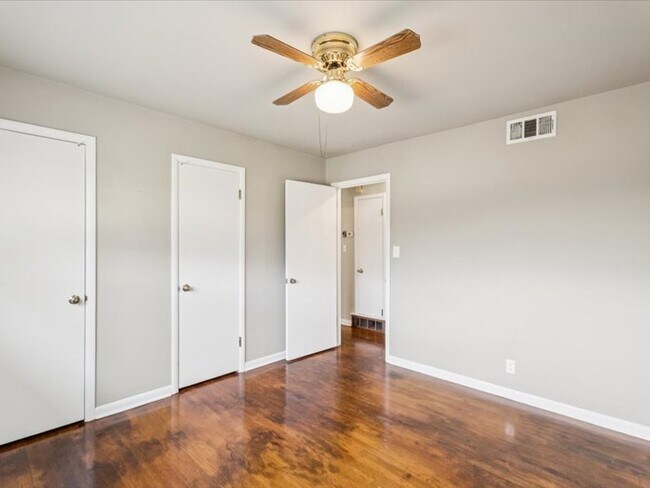 Building Photo - 2607 S Maplewood Ave