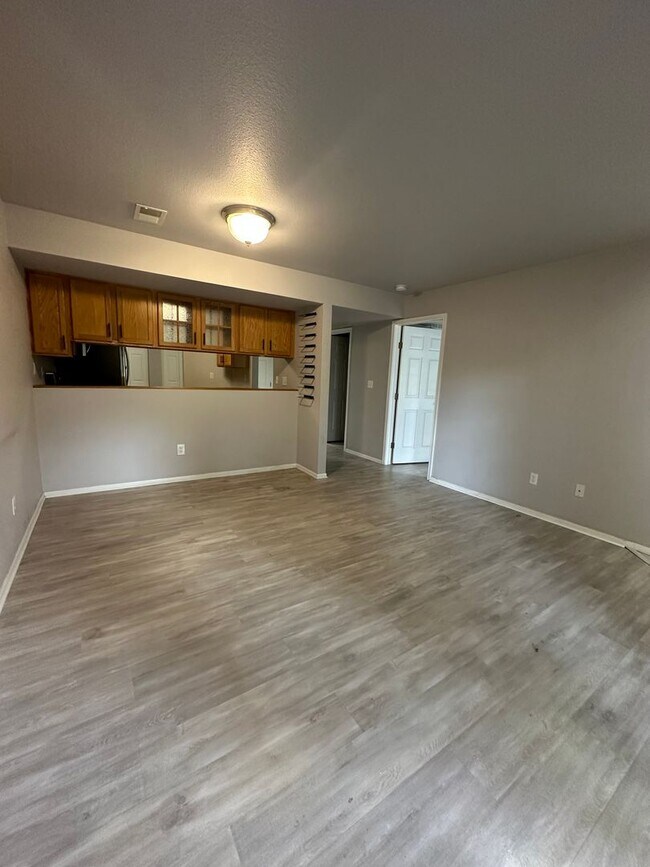 Building Photo - Amazing Ground Level 2 Bedroom!
