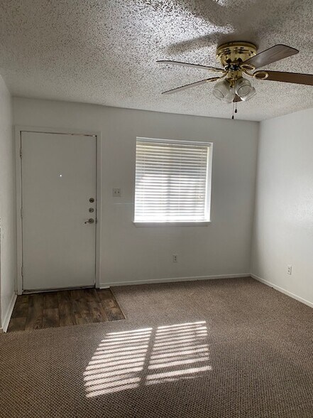 Building Photo - 2221 Lavern St