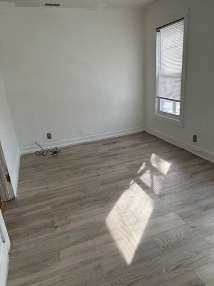 Building Photo - 27 Lilac St