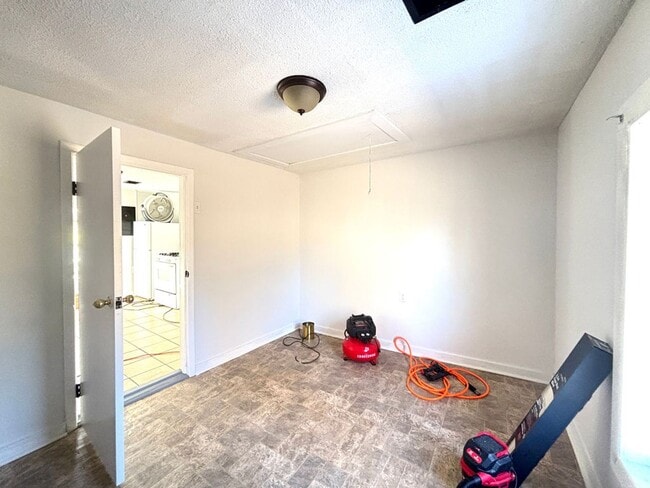 Building Photo - Country Living in Huger!