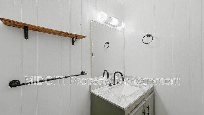 Building Photo - 701 Luehlfing Dr