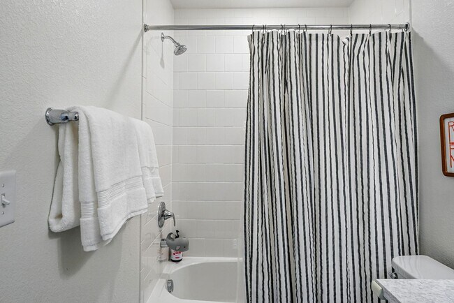 Building Photo - Spacious 3BR/3BA Townhome-Available NOW! $...