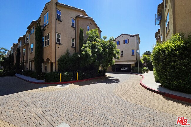 Building Photo - 7245 Maple Rd