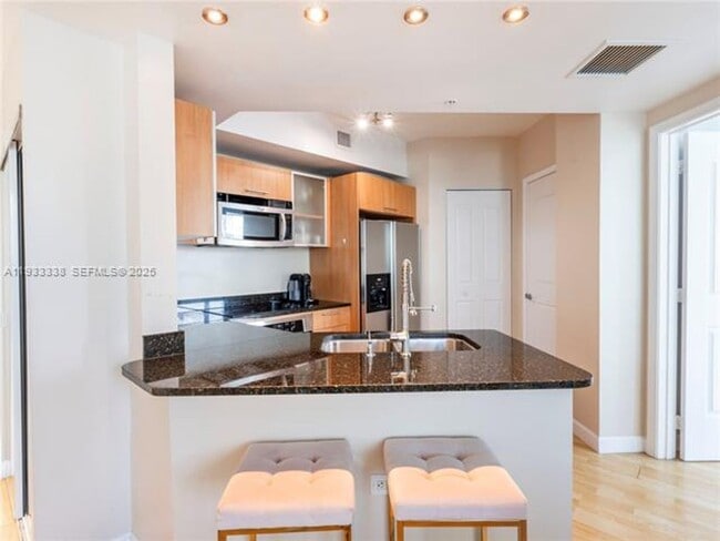 Building Photo - 480 NE 30th St